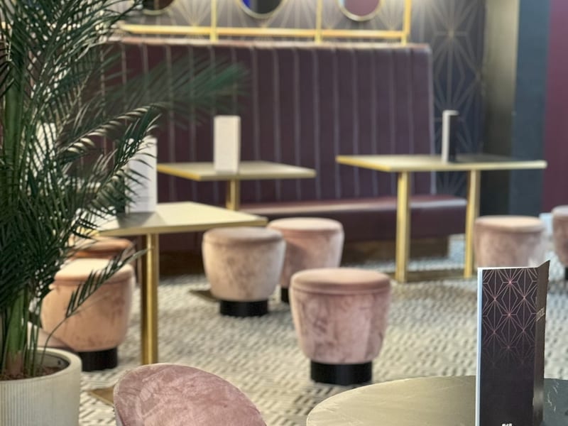 Bar & lounge